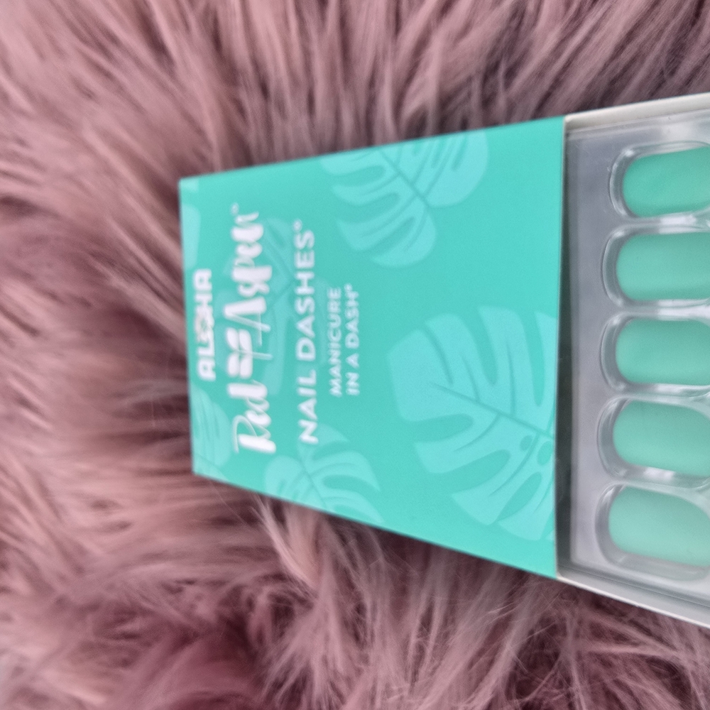 Aloha Aspen Green Press-On Nails - Picture 8 of 8